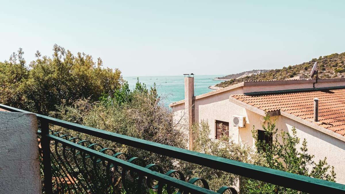 Fully Renovated One Bedroom Apartment With A Seaview - A Севид Экстерьер фото